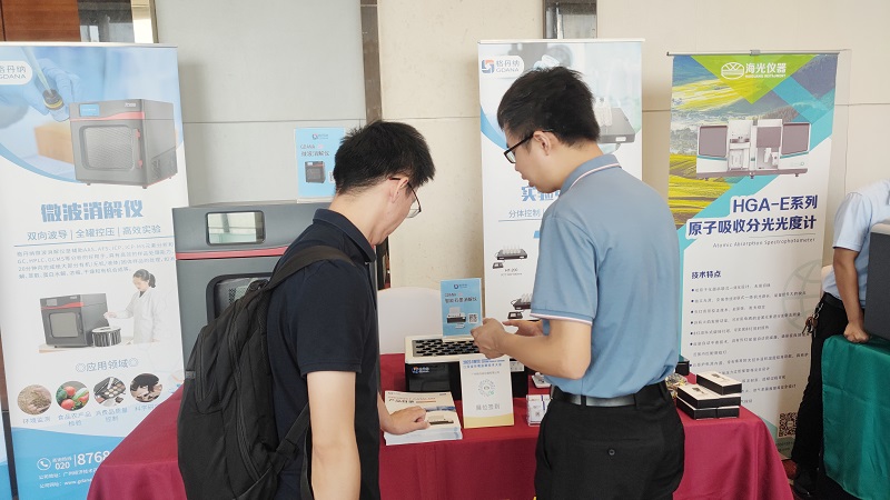 銷售總經(jīng)理為客戶展示商品，耐心答疑解惑